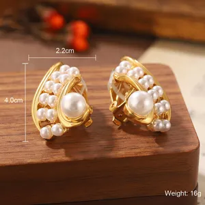 Vue détaillée de boucles d'oreilles dorées avec perles montrant 4cm de haut et 16g.