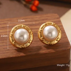 Vue macro de boucles d'oreilles perles dorées avec détails de 2,2 cm et 11 g