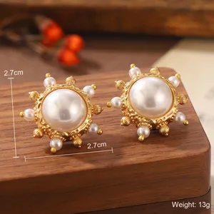 Gros plan macro de boucles d'oreilles perles vintage avec dimensions et poids indiqués