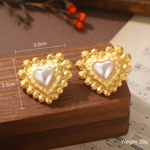 Boucles d'oreilles cœur vintage en or avec perle et détails de texture martelée.
