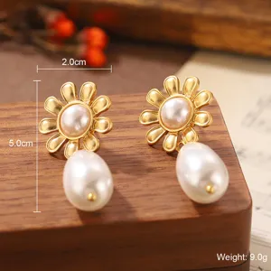 Gros plan de boucles d'oreilles perles fleur élégantes, hauteur 5,0cm et poids 9,0g.