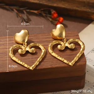 Vue détaillée de boucles d'oreilles cœur dorées avec mesures de 4cm par 6cm