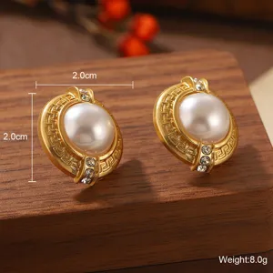 Gros plan de boucles d'oreilles perles vintage avec gravure grecque et dimensions.