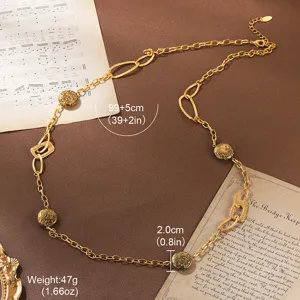 Detailed view of the 2.0cm textured stone pendant and gold chain on this vintage necklace.