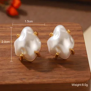 Boucles d'oreilles en perles baroques irrégulières avec griffes dorées élégantes