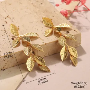 Vue détaillée de boucles d'oreilles feuilles dorées avec dimensions et poids précis