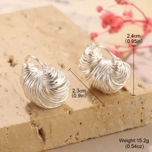 Vue détaillée des boucles d'oreilles argentées à texture géométrique avec dimensions.
