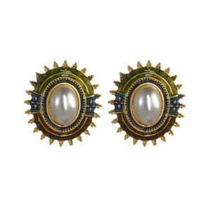Vintage emaille oorbellen in hofstijl met een ovale parel op een witte achtergrond