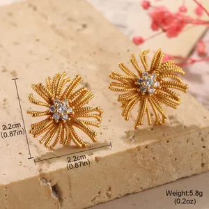 Vue détaillée d'élégantes boucles d'oreilles fleurs dorées avec centres en cristal