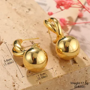 Vue détaillée montrant les dimensions et le poids des boucles d'oreilles dorées géométriques.