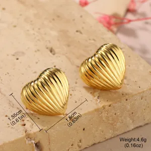 Gros plan de boucles d'oreilles cœur dorées nervurées avec dimensions et poids