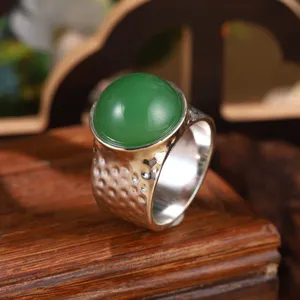 Nahaufnahme des gehammerten Silberbands und des grünen Edelsteins an diesem Vintage-Ring.
