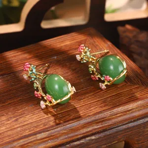 Dettaglio degli orecchini in agata verde stile cinese con cornice floreale