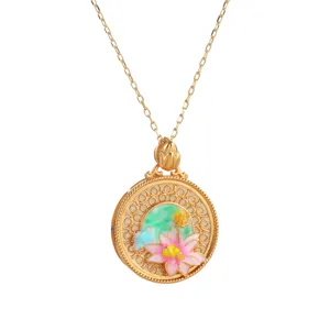 Nahaufnahme einer Vintage Halskette im chinesischen Stil mit goldenem Lotus-Anhänger.