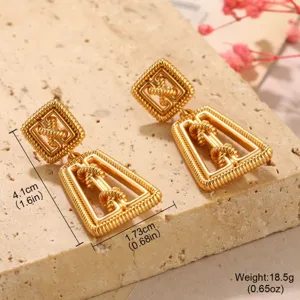 Détail boucles d'oreilles géométriques dorées avec dimensions et poids exacts