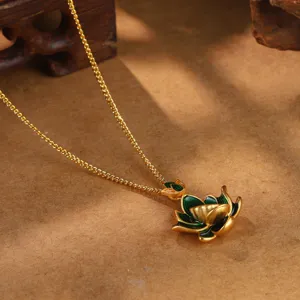 Detailansicht einer goldenen Lotus-Halskette im Vintage-Stil mit grüner Emaille
