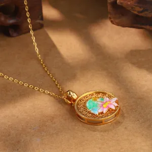 Nahaufnahme einer Vintage-Halskette mit Lotus-Anhänger, Gold-Filigran und Emaille-Details.