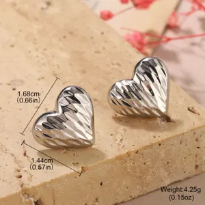 Vue détaillée des boucles d'oreilles cœur en argent avec mesures de taille et de poids