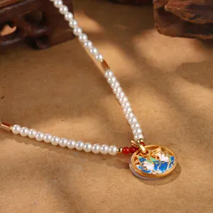 Detailansicht einer Vintage Perlenkette im chinesischen Stil mit Emaille-Lotusanhänger