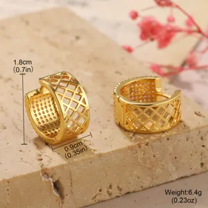 Boucles d'oreilles créoles dorées avec détails sur la taille 1,8cm et le poids 6,4g