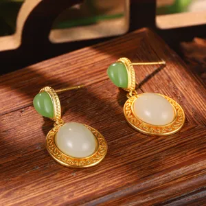 Dettaglio di orecchini cinesi vintage con agata verde e imitazione giada bianca.