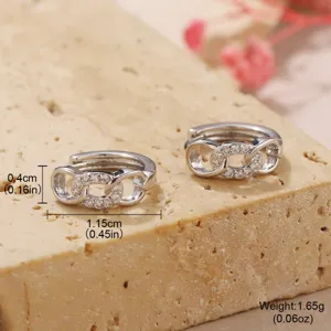 Détail macro de boucles d'oreilles argentées avec pierres en zircone
