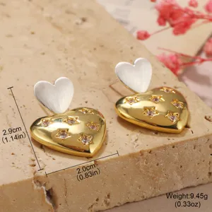 Détail macro de boucles d'oreilles cœur bicolores avec étoiles et dimensions précises