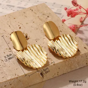 Détail des boucles d'oreilles géométriques dorées avec les dimensions et le poids
