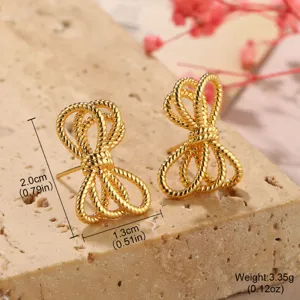 Gros plan de boucles d'oreilles nœud dorées avec dimensions et poids indiqués