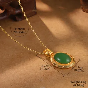 Detailansicht der Vintage-Goldhalskette mit ovalem grünen Stein und Maßangaben