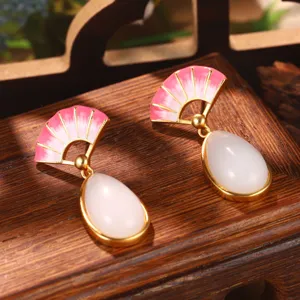 Orecchini a ventaglio in stile cinese con smalto rosa e pietre a goccia bianche.