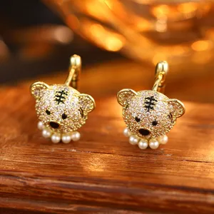 Detailansicht der Tigerkopf-Ohrstecker mit glitzernden Zirkonien und kleinen Perlen