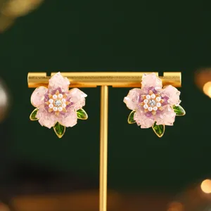Gros plan de boucles d'oreilles fleurs françaises élégantes avec perles et cristaux.