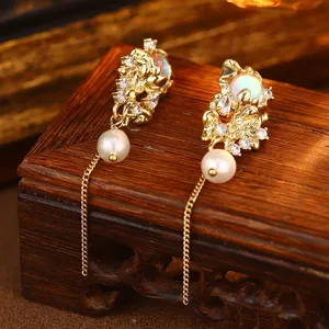 Nahaufnahme von eleganten S925 Silber-Ohrringen mit goldenen Blumen, Perlen und Zirkonia