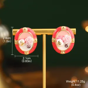 Vue détaillée des boucles d'oreilles fleurs en émail avec dimensions et poids précis.