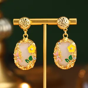 Vue détaillée de boucles d'oreilles pendantes émaillées fleurs de style français vintage
