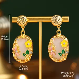 Vue détaillée de boucles d'oreilles fleurs en émail avec dimensions et poids