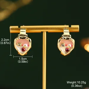 Détails sur la taille et le poids des boucles d'oreilles cœur en émail style peinture.