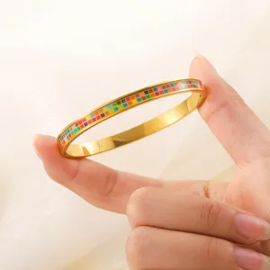 Detailansicht eines farbenfrohen Emaille-Armreifs aus Edelstahl mit Karomuster.