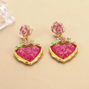 Detaillierte Ansicht der Vintage Herz-Ohrringe im Palaststil mit zartem Rosenblütendesign