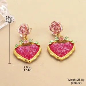 Detailansicht der Vintage-Herzohrringe mit Emaille-Rosen und grünen Blättern dekoriert.