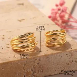 Vista dettagliata di ear cuff geometrici dorati a più strati con misure del prodotto