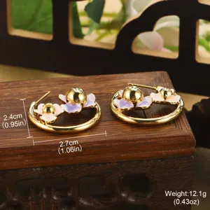 Vue détaillée des boucles d'oreilles fleurs en émail style peinture, 2,7 cm x 2,4 cm.