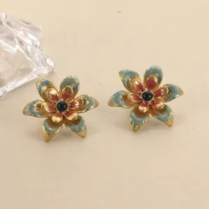 Detailansicht der handbemalten Vintage-Emaillierung der Blumenohrringe mit schwarzem Stein