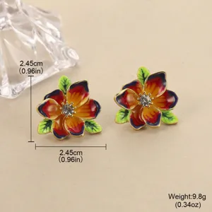 Makroaufnahme von Vintage-Emaillenblumen-Ohrringen mit genauen Maßen und Gewicht
