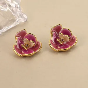 Nahaufnahme von rosa Emaille-Blumenohrsteckern im Vintage-Stil mit edler Vergoldung.