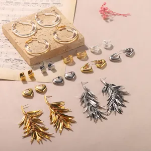 Elegante collezione di orecchini in metallo a cuore e foglia con design geometrici