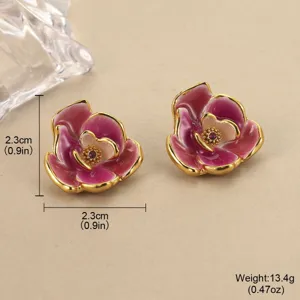 Detailansicht von rosa Emaille-Blumenohrringen mit Goldrand und Größenangaben.