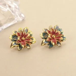 Detailansicht von Vintage-Emaille-Blumenohrringen mit Goldfinish und bunten Blüten.