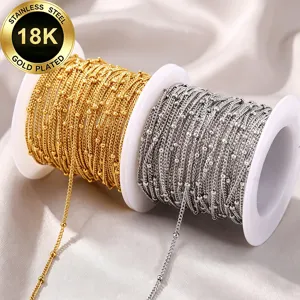 Detaillierte Ansicht der 18K vergoldeten Edelstahl Kreuzperlenkette auf Spulen.